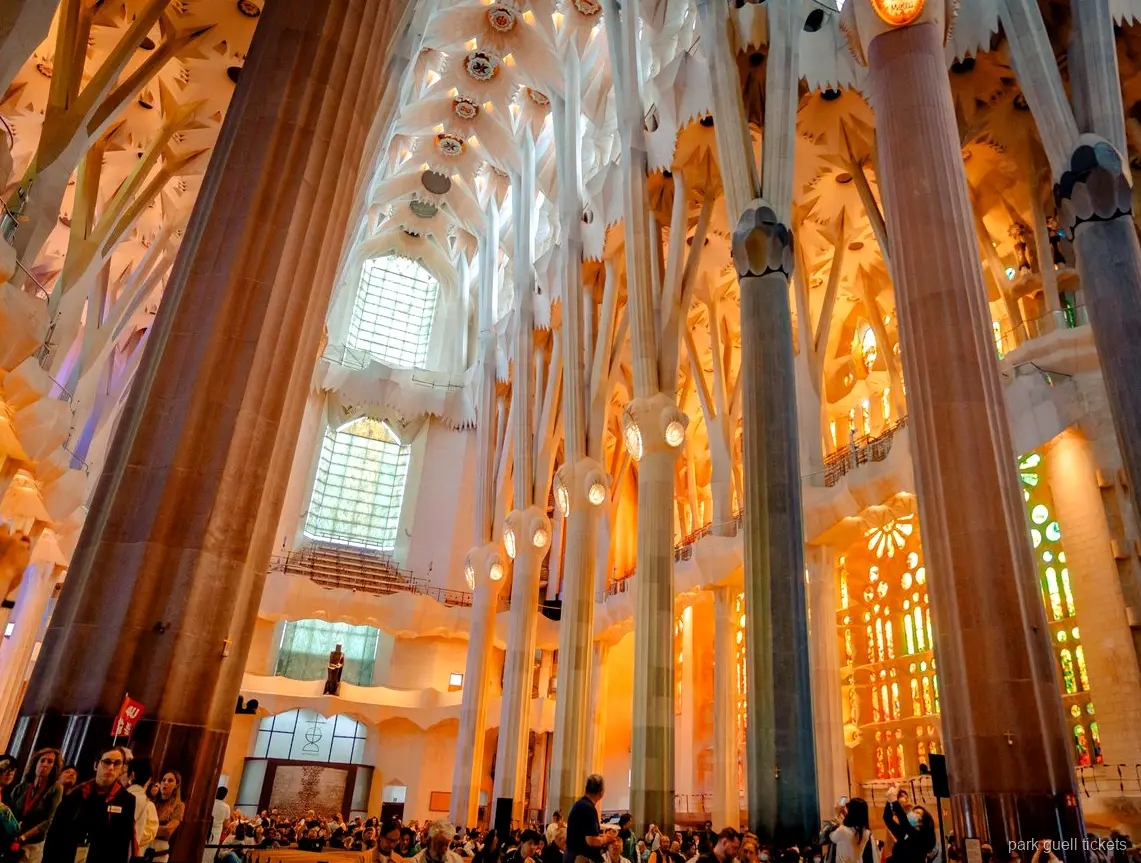 Sagrada Família kombinasyon turunda ziyaret edilen Park Güell'deki mozaik teras