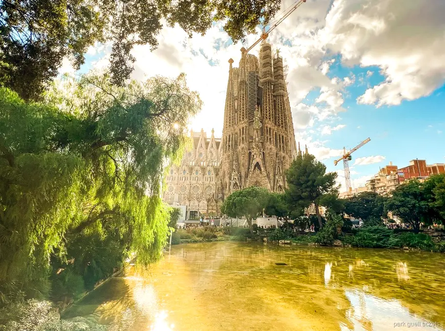 Ulica Dzielnicy Gotyckiej odwiedzana na wycieczce do Sagrada Familia i Park Güell