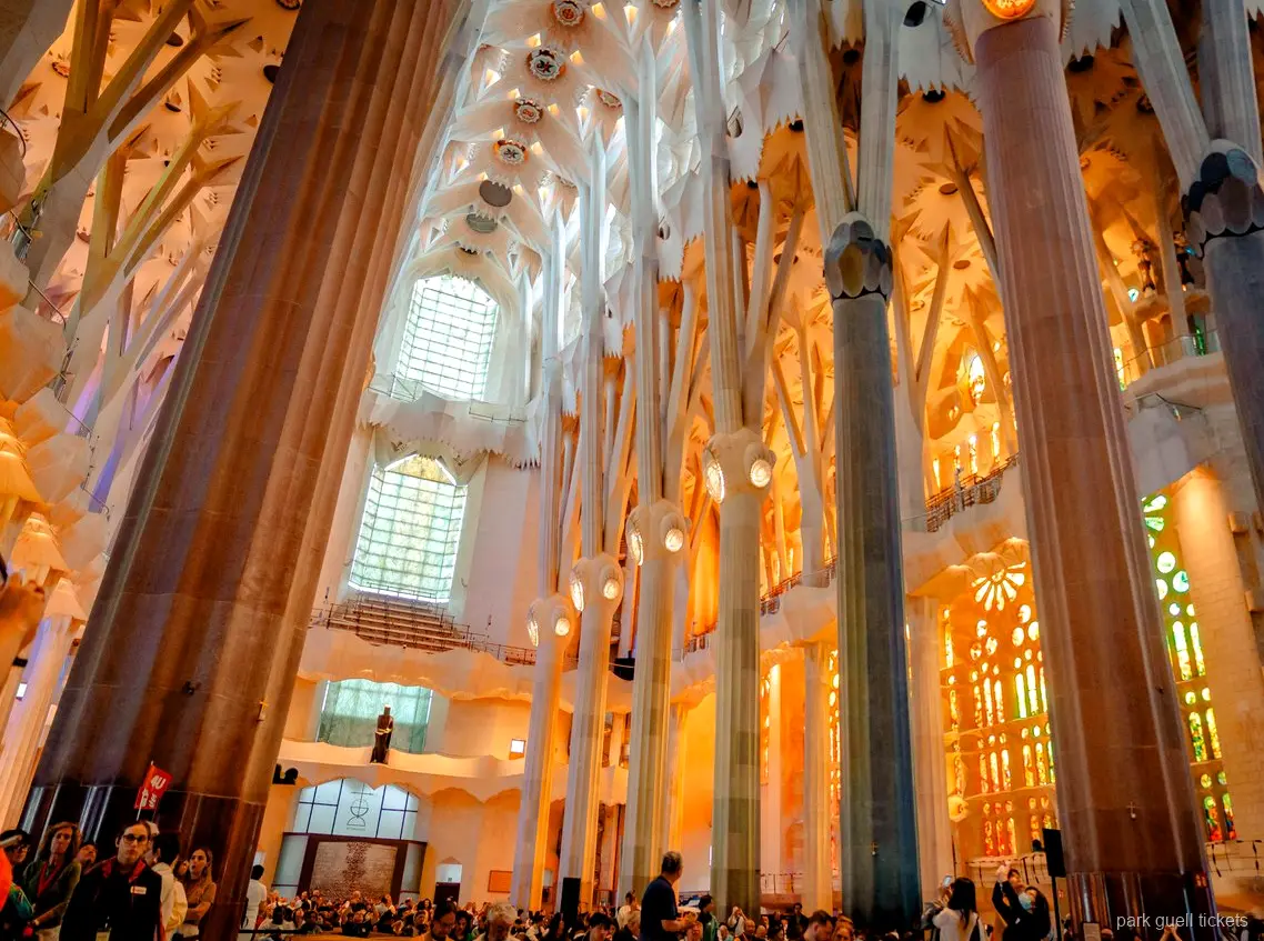 Mozaikowy taras w Park Güell odwiedzany podczas wycieczki łączonej z Sagrada Familia