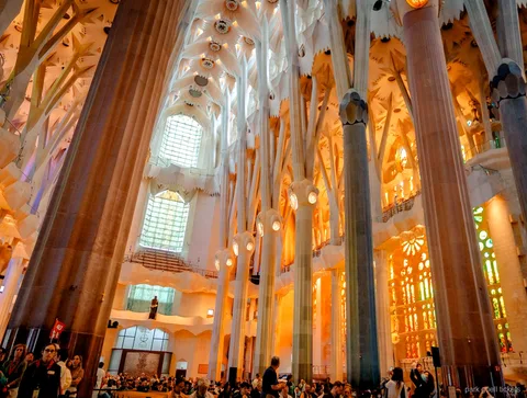 Mosaikterrass i Park Güell besökt under Sagrada Família-kombinationsturen