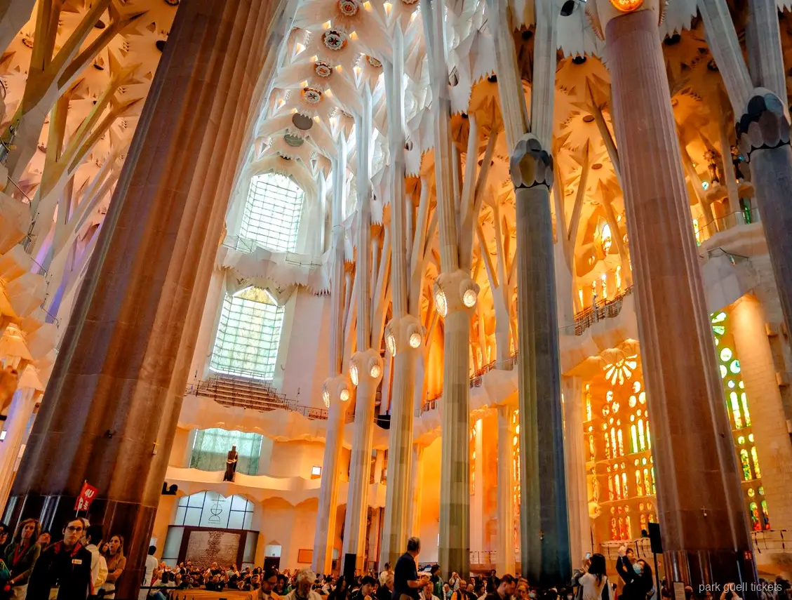 Mosaikterrass i Park Güell besökt under Sagrada Família-kombinationsturen
