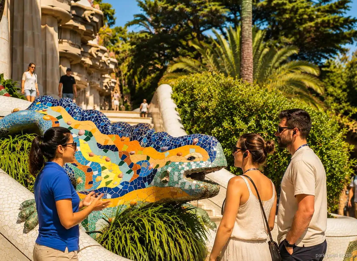 Columnes de pedra de la Sala Hipòstila a la ruta de la visita guiada del Park Güell