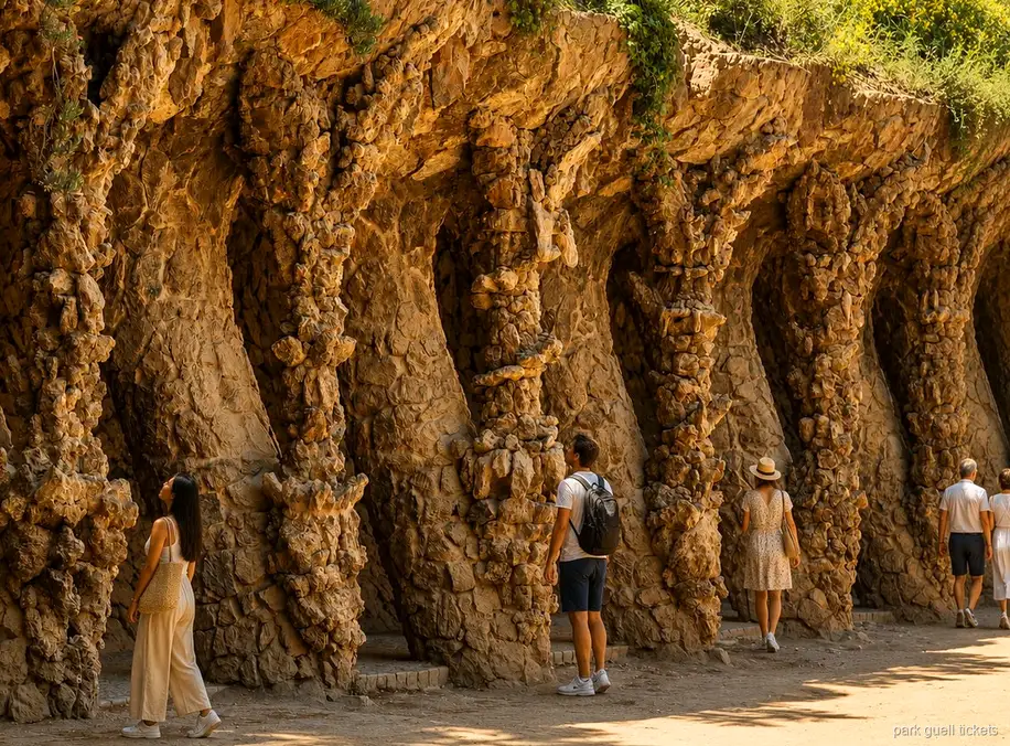 Grup amb auriculars escoltant un guia a la visita guiada del Park Güell
