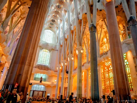 Terrassa de mosaic al Park Güell visitada durant el tour combinat amb la Sagrada Família