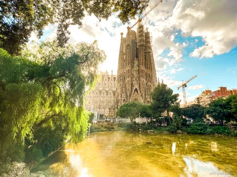 Strada del Quartiere Gotico attraversata durante il tour con Sagrada Família e Park Güell