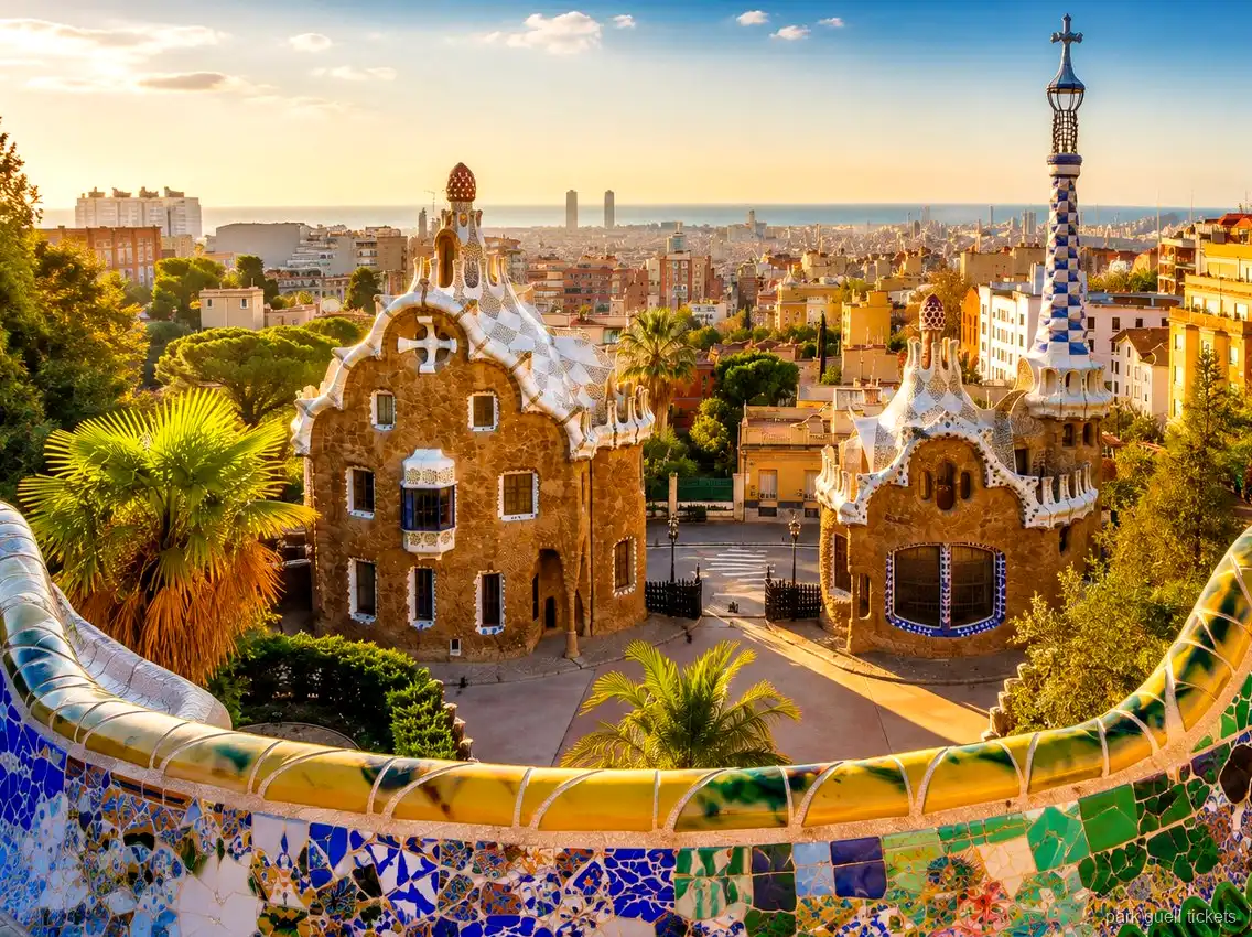 Guía llevando a un grupo reducido en el tour guiado por el Park Güell en Barcelona