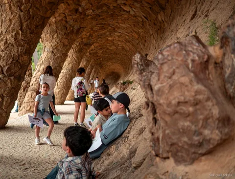 Bambini che seguono una mappa a caccia al tesoro nel tour per famiglie a Park Güell