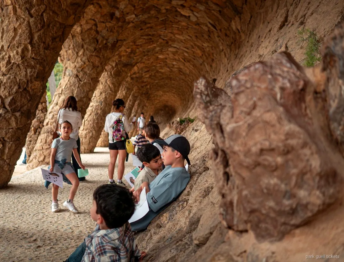 Bambini che seguono una mappa a caccia al tesoro nel tour per famiglie a Park Güell