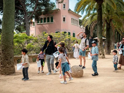 Colonne in pietra dei viadotti di Park Güell esplorate nel tour per famiglie