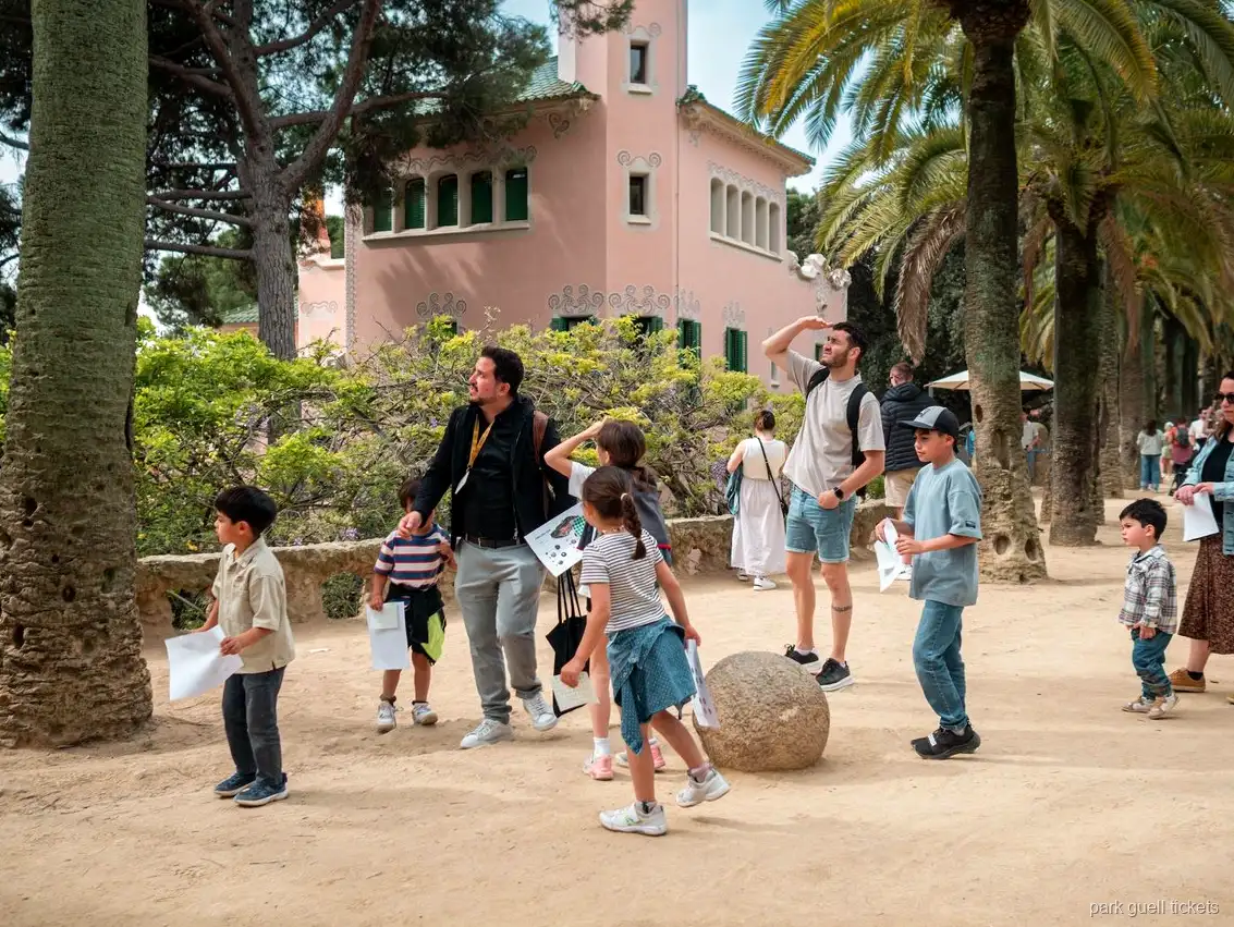 Colonne in pietra dei viadotti di Park Güell esplorate nel tour per famiglie