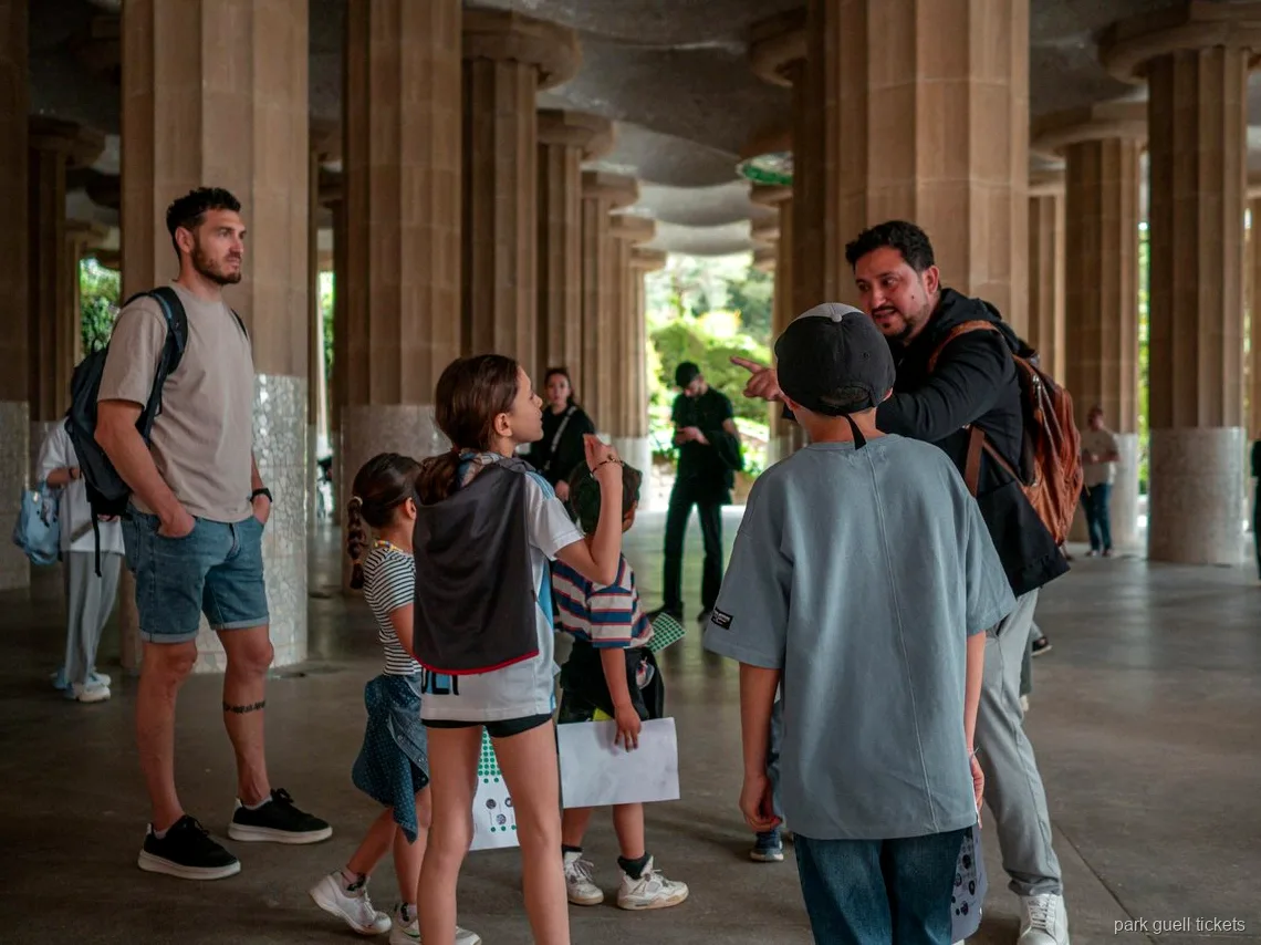 Sfere di pietra a Park Güell incluse nella mappa a caccia al tesoro per famiglie
