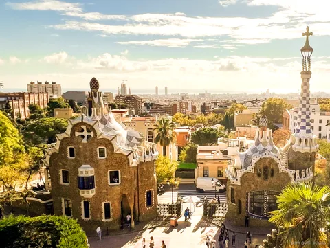 Guida che conduce il tour guidato di Park Güell e Sagrada Família