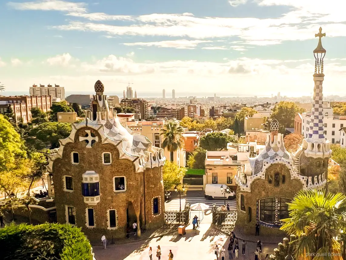 Guía llevando el tour guiado de Park Güell y Sagrada Familia