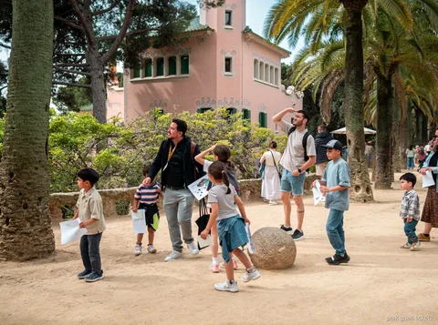 Columnes de pedra dels viaductes del Park Güell explorades a la visita familiar