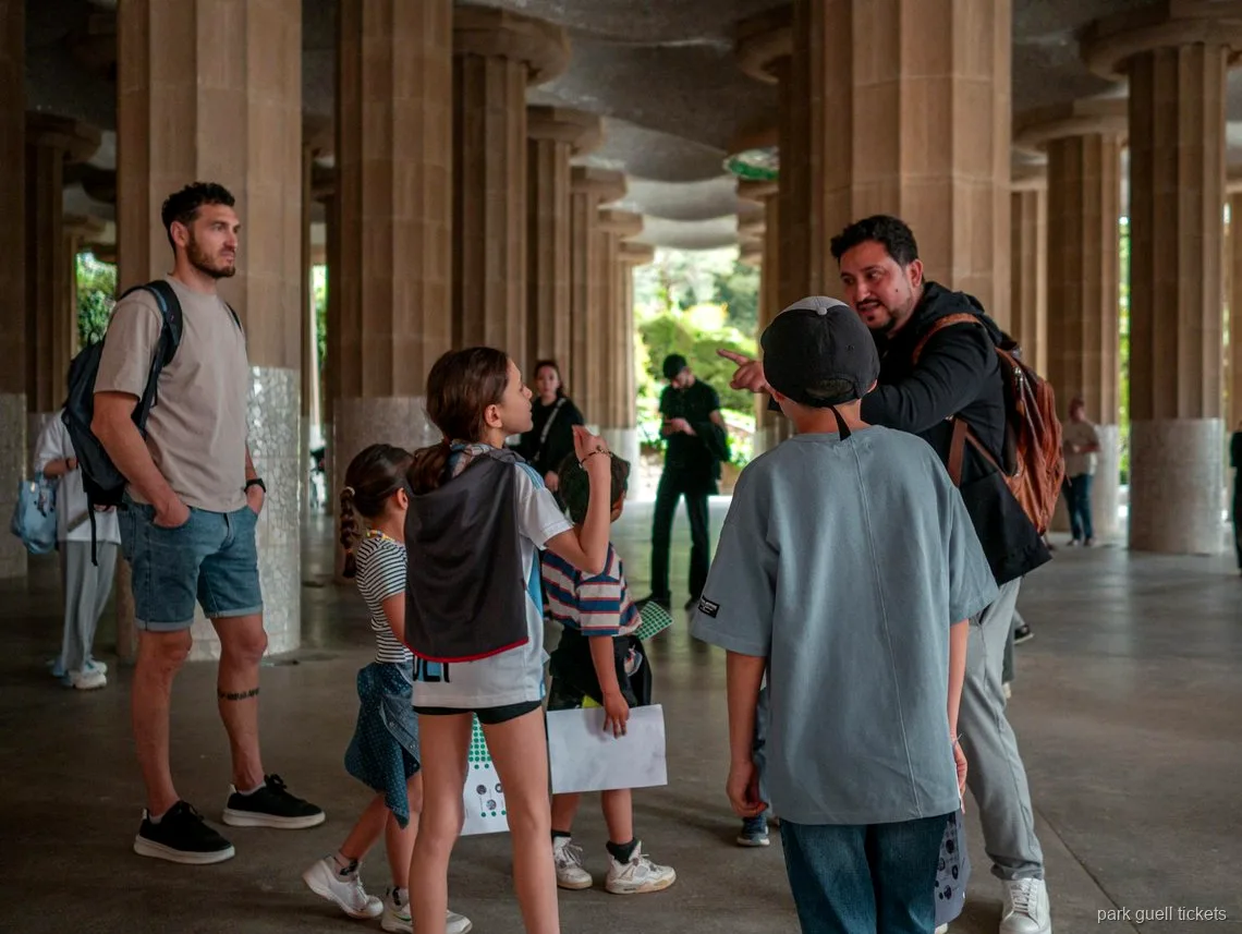 Esferes de pedra al Park Güell que apareixen al mapa de la recerca del tresor familiar