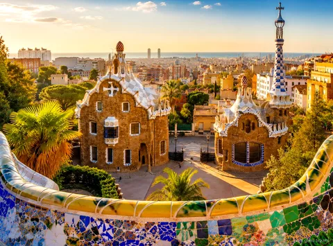 Guida che conduce un piccolo gruppo nella visita guidata a Park Güell a Barcellona