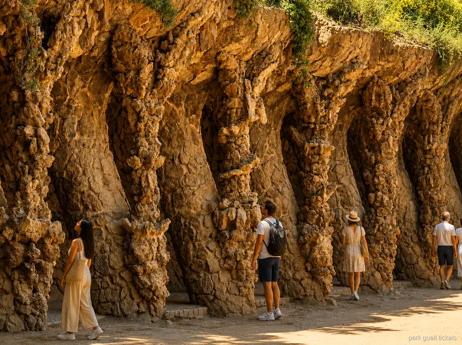 Gruppo con cuffie che ascolta la guida durante la visita guidata a Park Güell