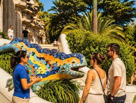 Colonnes de pierre de la Salle Hypostyle sur le parcours de la visite guidée du Park Güell