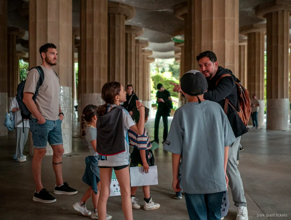 Sphères de pierre au Park Güell mises en avant sur la carte de chasse au trésor en famille
