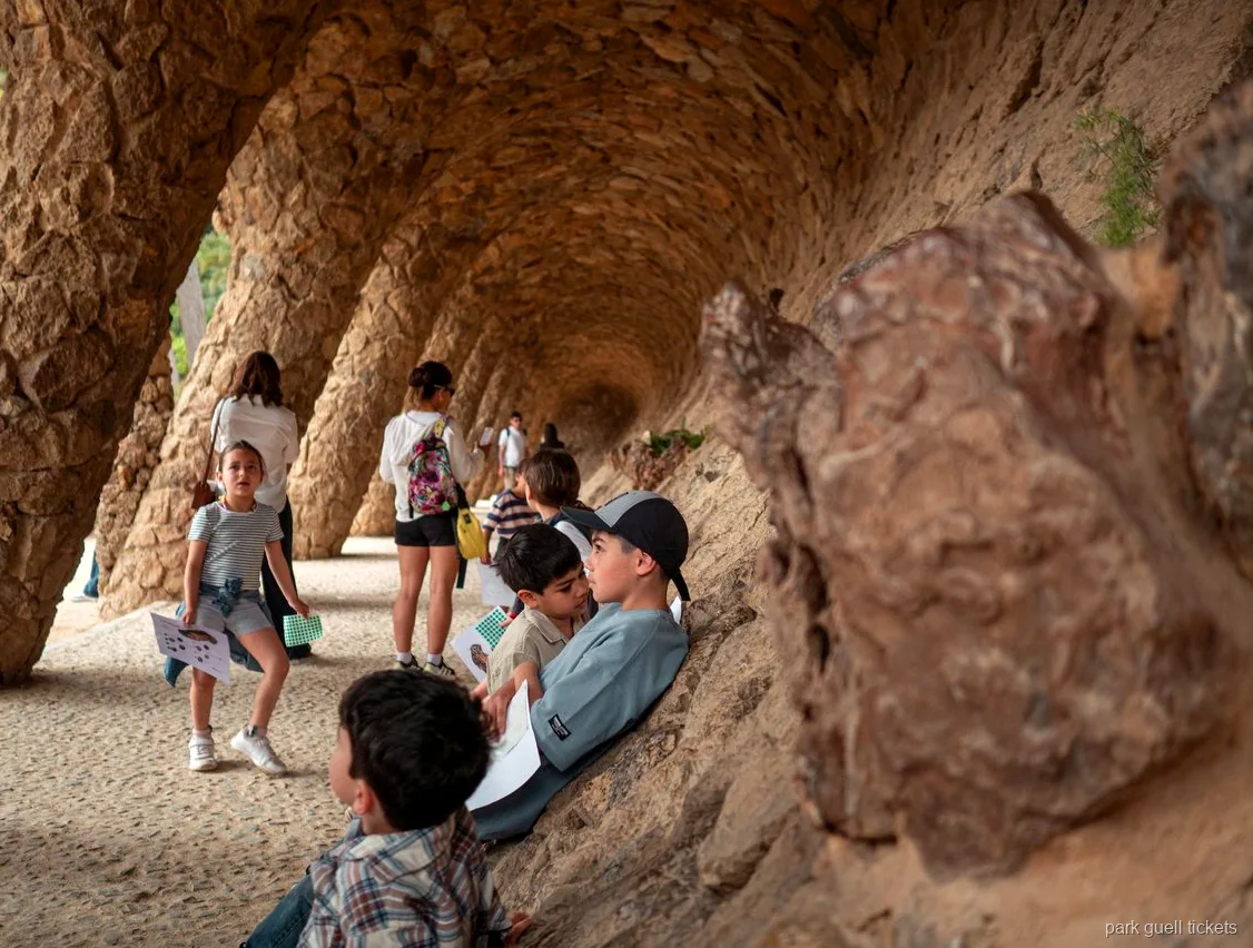 Dzieci śledzące mapę gry terenowej na wycieczce rodzinnej po Park Güell