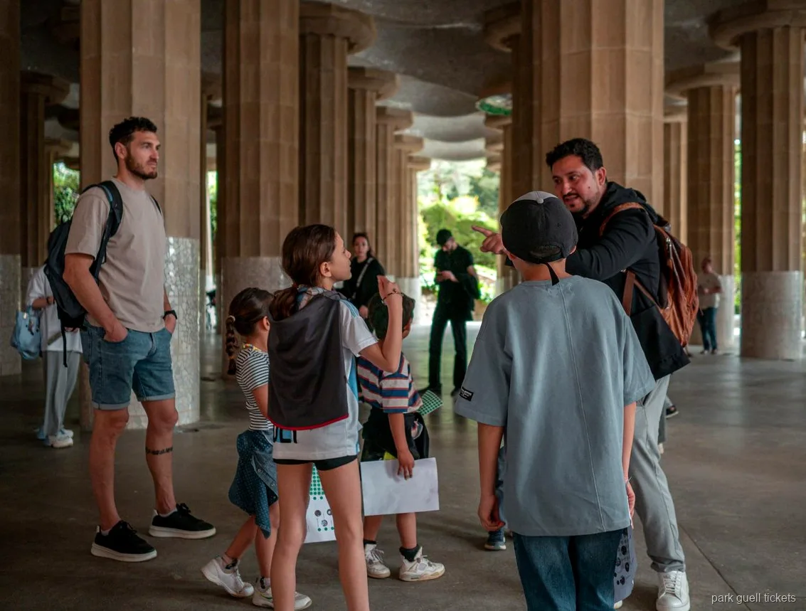Kamienne kule w Park Güell z mapy gry terenowej dla dzieci