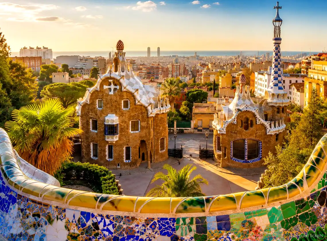 Przewodnik prowadzący małą grupę na wycieczce z przewodnikiem po Park Güell w Barcelonie