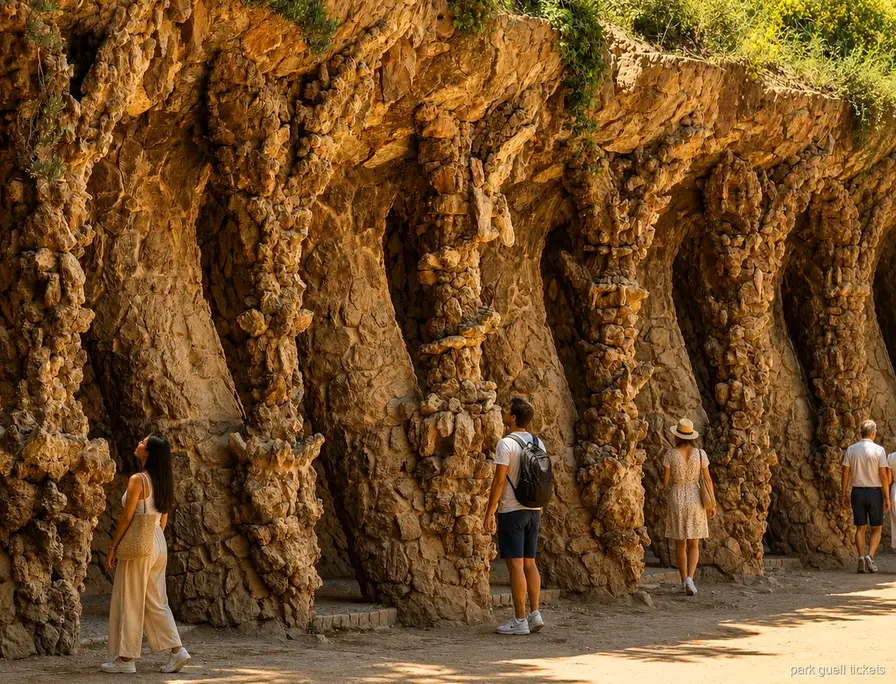 Grupa ze słuchawkami słuchająca przewodnika na wycieczce po Park Güell